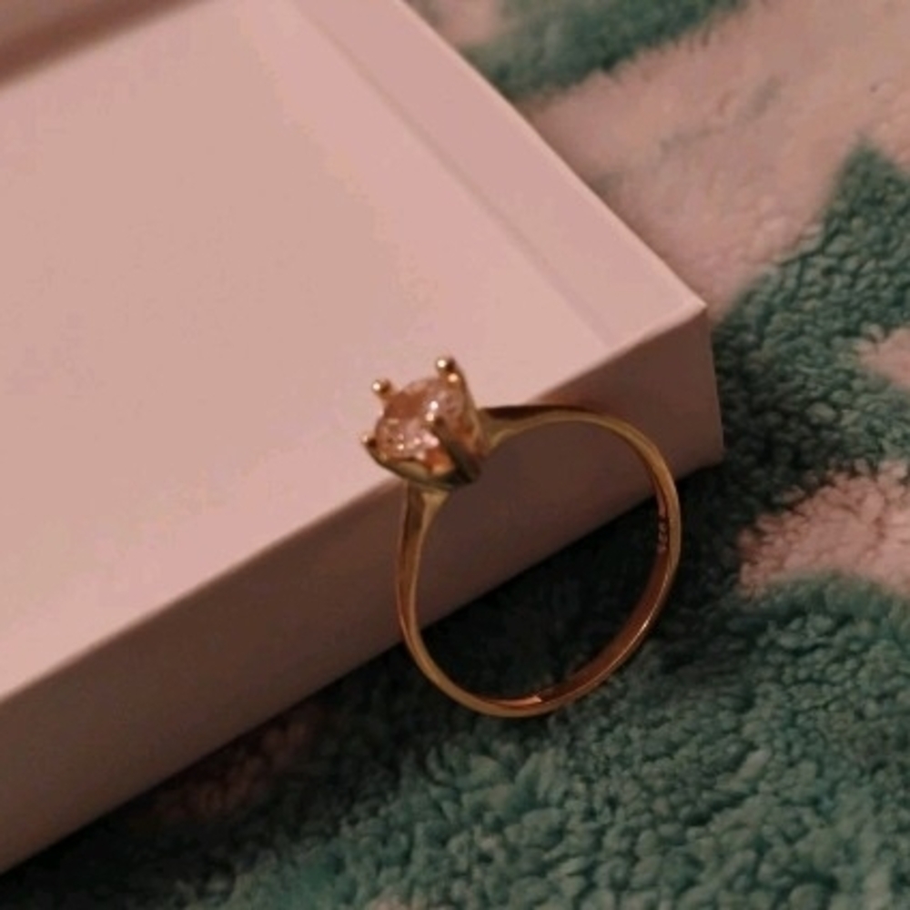 Elegant Gold Ring with Clear Stone